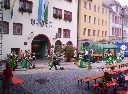 Ďalší účastník festivalu - Švajčiari v mobilnej podobe pochodujú mestom.