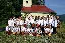 Spoločná fotografia členov súboru pri vstupe do obce Nesluša, použitá aj na obal albumu